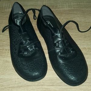 Propet Floral slip resistant shoe.7